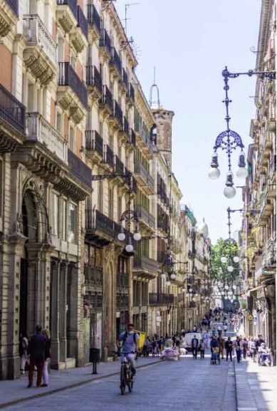 Tienda de electrónica en el Barrio Gótico de Barcelona con opciones de tinta y tóner